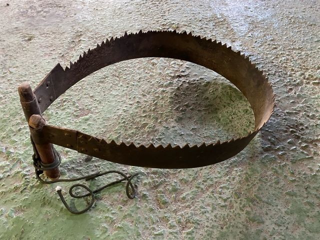 Sega da taglio antica con lama seghettata