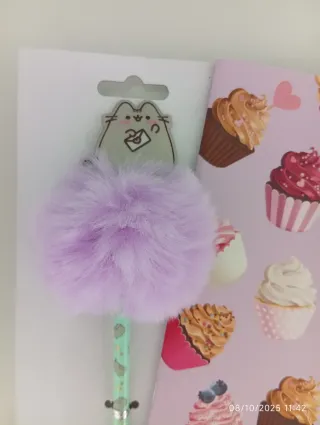 Penna Pusheen con pompon viola e taccuino