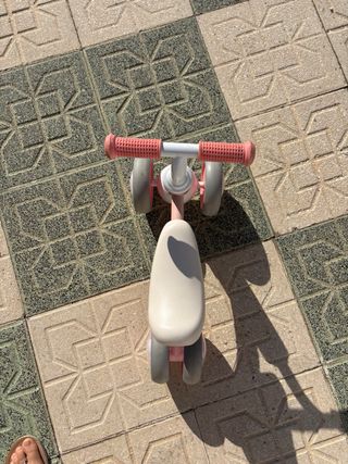 Bicicleta infantil sin pedales rosa