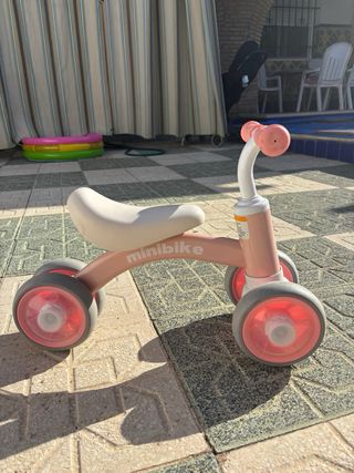 Bicicleta infantil sin pedales rosa