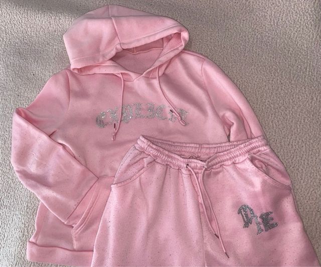 Conjunto deportivo rosa con pedrería