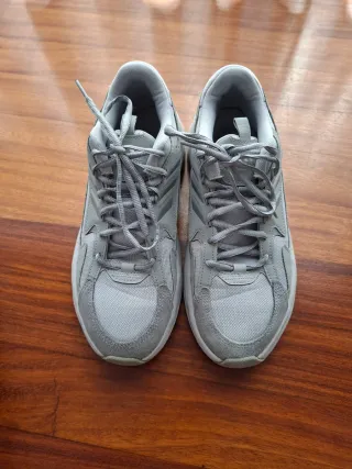 Deportivas Adidas Grises y Blancas