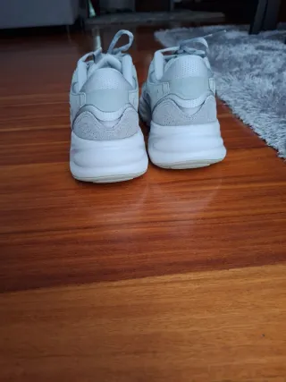 Deportivas Adidas Grises y Blancas