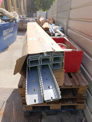 Canaleta estriada de plástico gris.