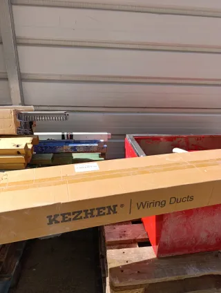 Canaleta estriada de plástico gris.