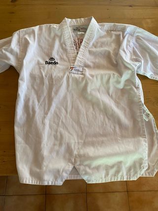Traje Taekwondo Daedo Blanco Cinturón Amarillo