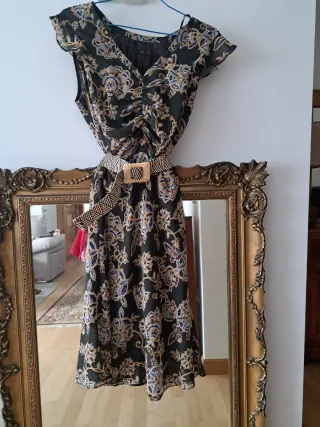 Vestido estampado verde oliva con cinturón