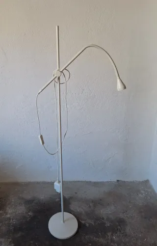 Lámpara de pie moderna blanca