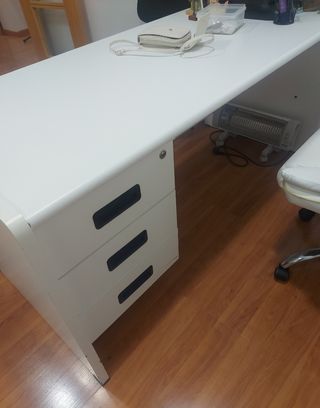 Mesa de despacho blanca con cajonera