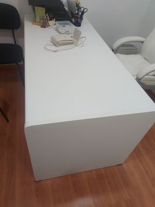 Mesa de despacho blanca con cajonera