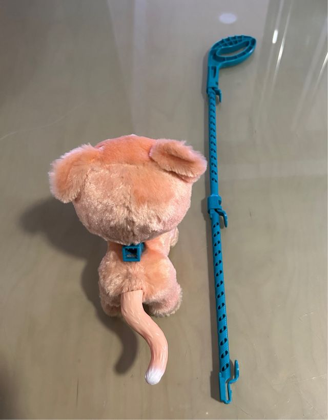 Gato FurReal Walkalots interactivo con correa