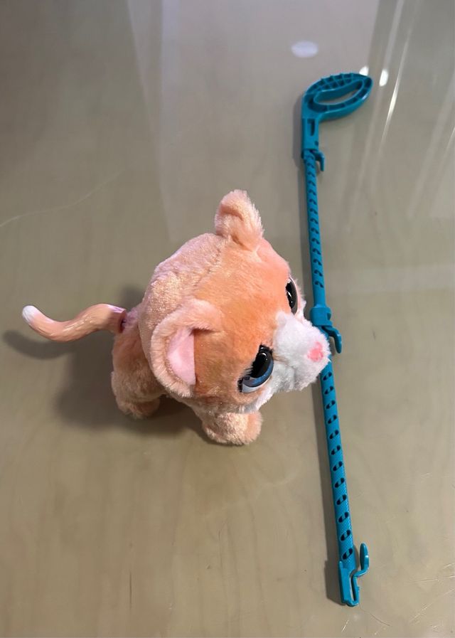 Gato FurReal Walkalots interactivo con correa