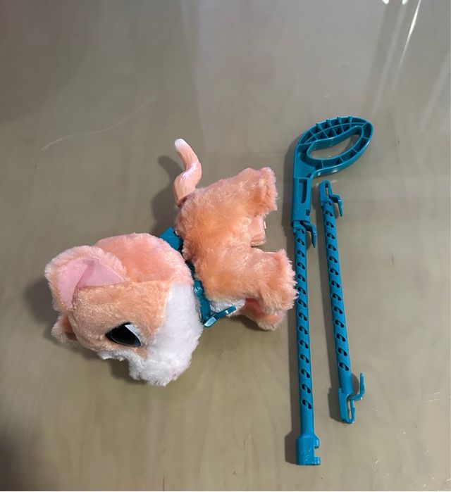 Gato FurReal Walkalots interactivo con correa