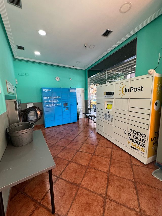 Lavanderia autoservicio con clientes