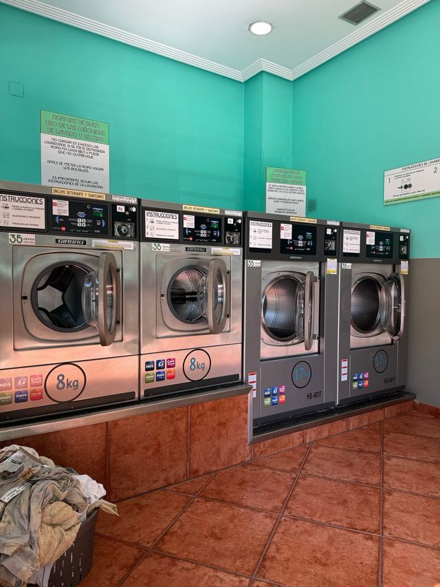 Lavanderia autoservicio con clientes