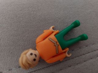 Playmobil niño naranja y verde