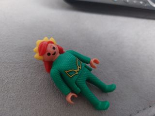 Playmobil niño naranja y verde