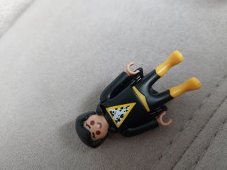 Playmobil niño naranja y verde