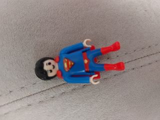 Playmobil niño naranja y verde