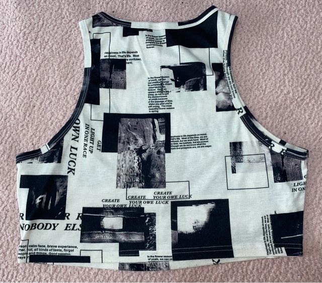 Top sin mangas SHEIN estampado periódico