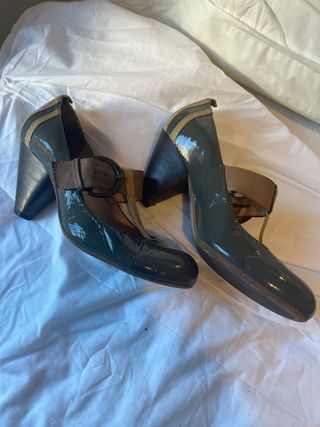 Zapatos de tacón verde y marrón