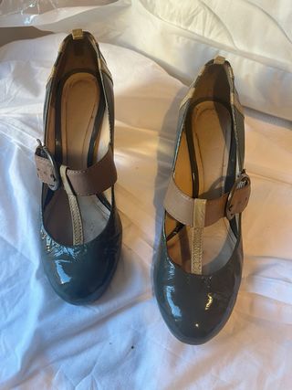 Zapatos de tacón verde y marrón