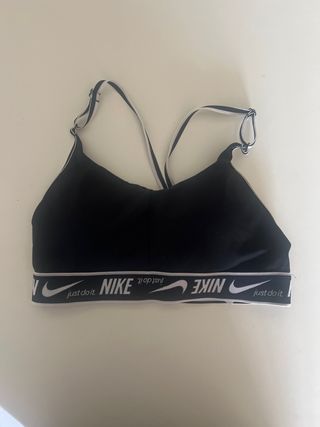 Top deportivo Nike negro
