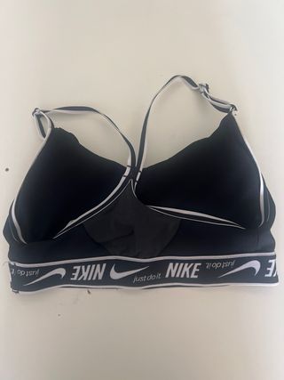 Top deportivo Nike negro