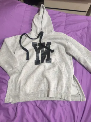Sudadera gris con aberturas laterales
