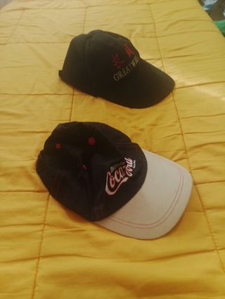 2 Gorras Coca-Cola y la Gran Muralla