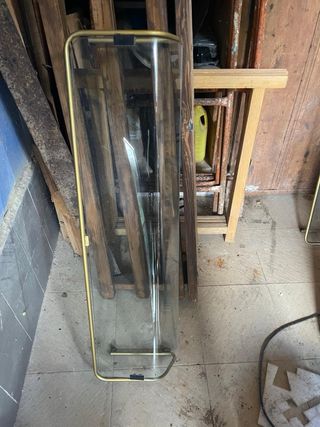 Vitrinas de cristal y metal dorado