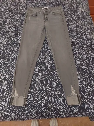 Pantalón vaquero gris desgastado