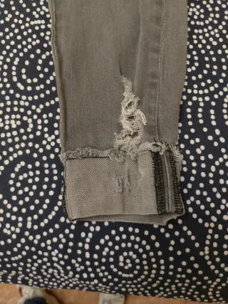 Pantalón vaquero gris desgastado