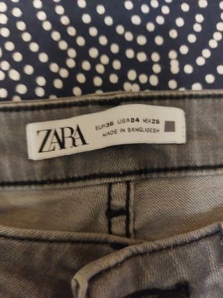 Pantalón vaquero gris desgastado