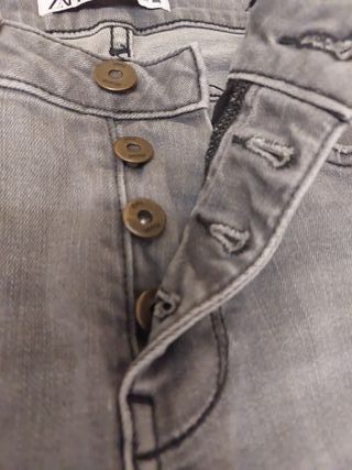 Pantalón vaquero gris desgastado