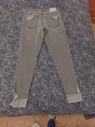 Pantalón vaquero gris desgastado
