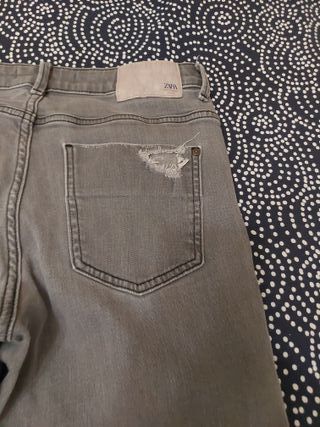 Pantalón vaquero gris desgastado