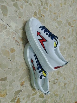 Zapatillas Blancas con Rayo Rojo