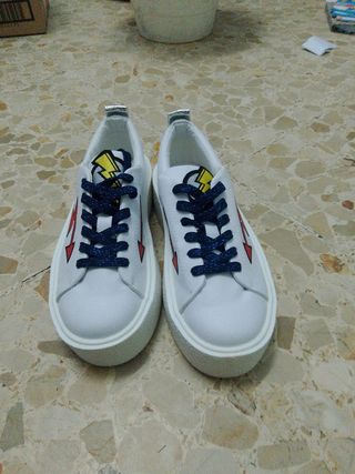 Zapatillas Blancas con Rayo Rojo