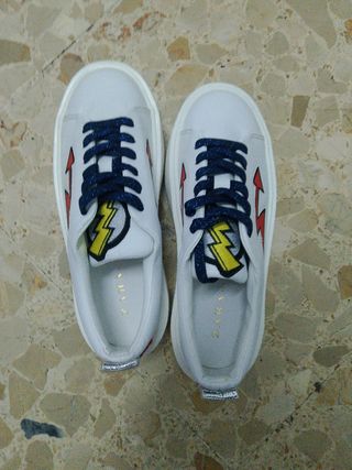 Zapatillas Blancas con Rayo Rojo
