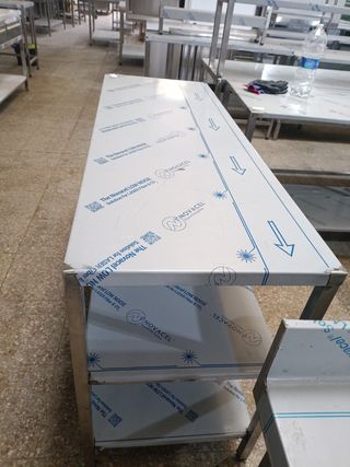 Mesa central de acero con estantes
658746091