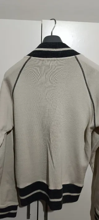 Maglione stile bomber beige e nero