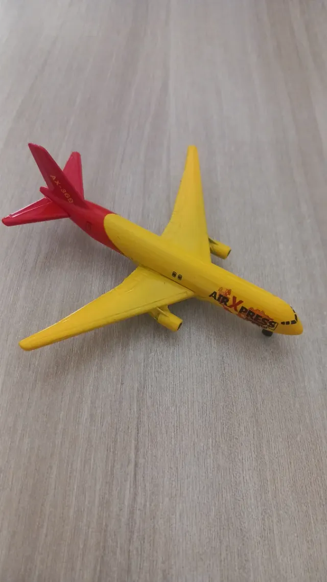 Set 3 Aerei Giocattolo: Navetta, Cargo, Giallo