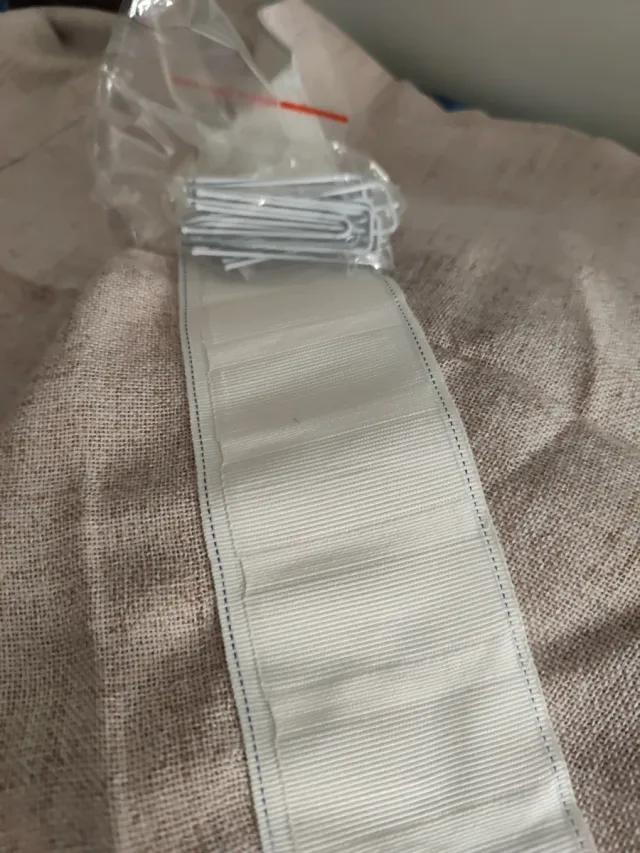 Cortinas beige de lino, Dos caídas