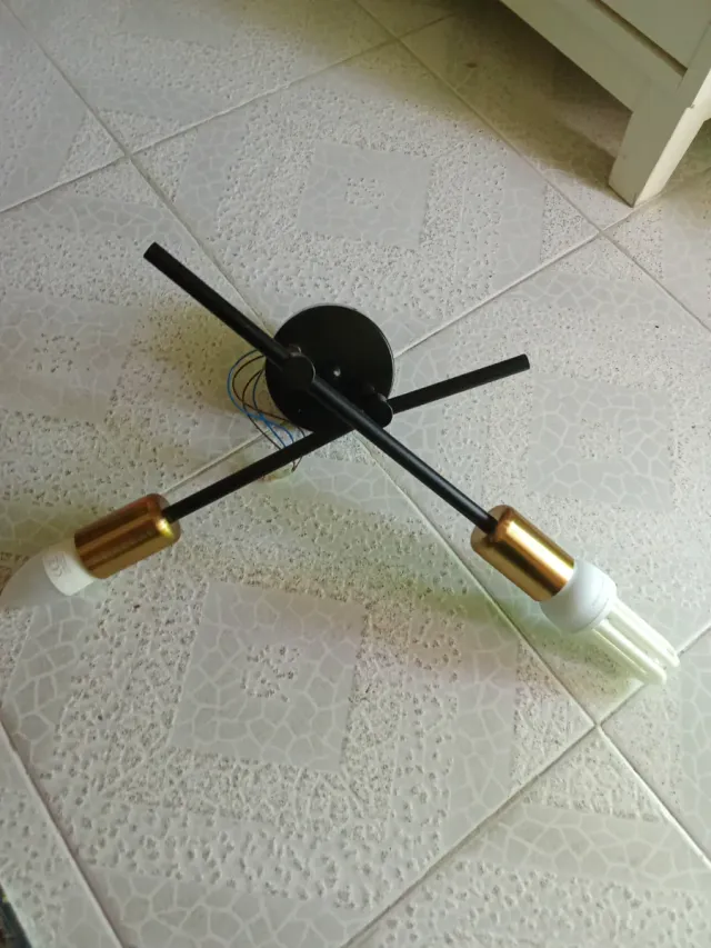 Lámpara de techo moderna negra y dorada