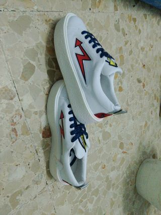 Zapatillas Blancas con Rayo Rojo