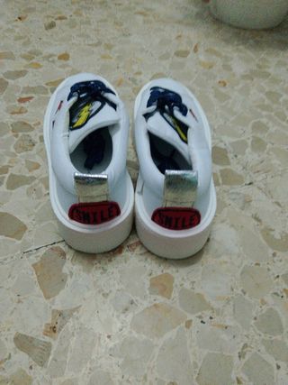 Zapatillas Blancas con Rayo Rojo