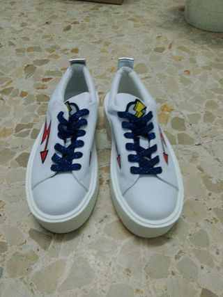 Zapatillas Blancas con Rayo Rojo