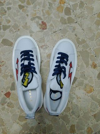 Zapatillas Blancas con Rayo Rojo