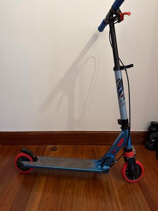 Patinete infantil azul y rojo